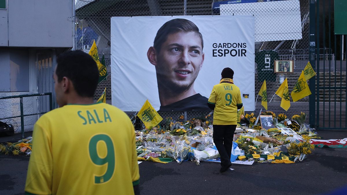 Nantes team supporters in front of a poster of Emiliano Sala that says "Let's keep hope" 