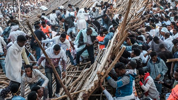 انهيار منصة خلال مهرجان عيد الغطاس في إثيوبيا ومقتل عشرة أشخاص انهيار منصة خلال مهرجان عيد الغطاس في إثيوبيا ومقتل عشرة أشخاص