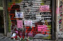 Λουλούδια έξω από το κατάστημα που σκοτώθηκε ο Ζακ Κωστόπουλος