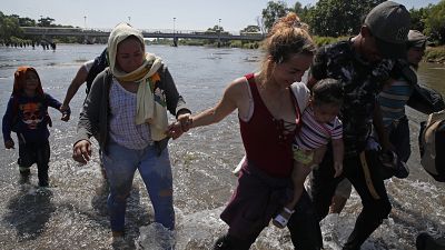 ABD'ye gitmek isteyen göçmenler Meksika sınırındaki nehri yürüyerek geçti