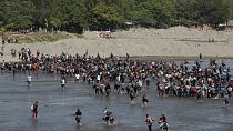 مهاجرون من أمريكا الوسطى يعبرون نهر سوشياتي من غواتيمالا إلى المكسيك 20 يناير 2020
