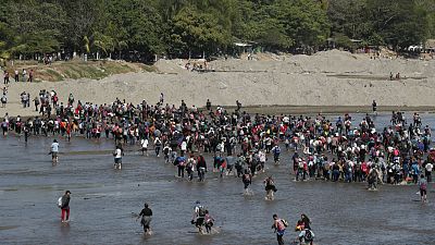 مهاجرون من أمريكا الوسطى يعبرون نهر سوشياتي من غواتيمالا إلى المكسيك 20 يناير 2020