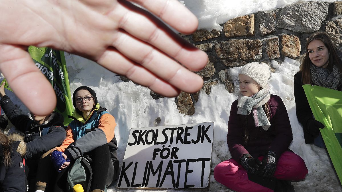 La activista Greta Thunberg protesta ante el centro de congresos del Foro de Davos