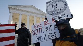أنصار حقوق السلاح يتظاهرون أمام مبنى الكابيتول في ريتشموند فرجينيا،  20 يناير 2020.
