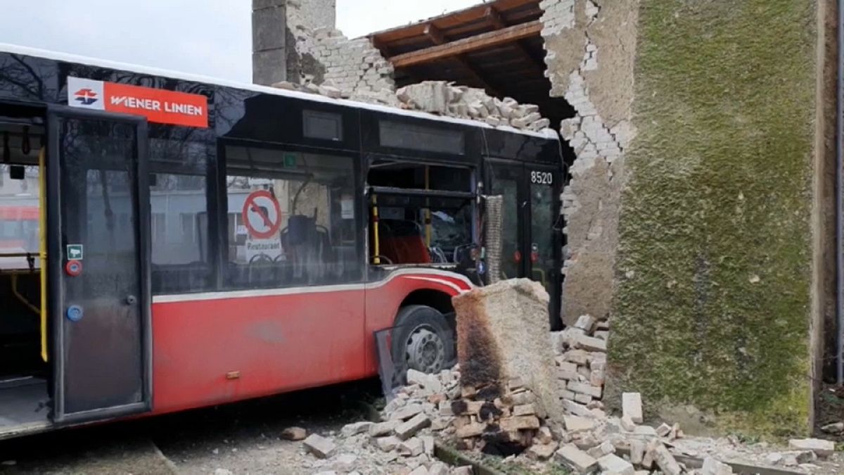 Bus kracht in Stadtmauer bei Wien: 4 Personen leicht verletzt