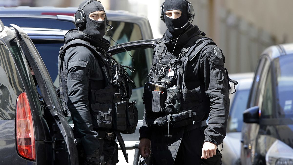 Fransa'da terör hazırlığında olduğu belirtilen 7 kişi gözaltına alındı