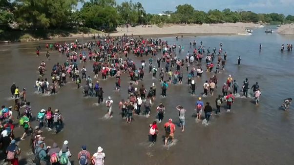La caravana 2020 intenta sin éxito pasar de Guatemala a México por el río Suchiate La caravana 2020 intenta sin éxito pasar de Guatemala a México por el río Suchiate
