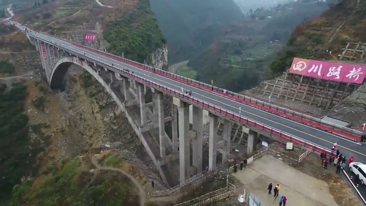 شاهد: جسر على ارتفاع 160 متراً لربط ثلاثة أقاليم في جنوب الصين