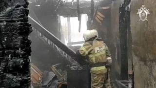 A munkásszállóként használt faház maradványaiban dolgoznak a tűzoltók