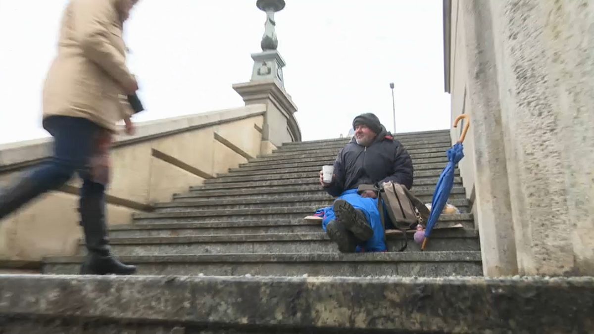 المشرّدون في المجر: من لم يمت بالفقر مات من شدة البرد.. 100 شخص قضوا جرّاء النوم في العراء