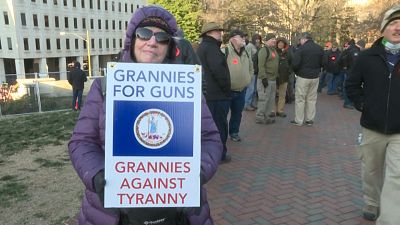 Miles de manifestantes a favor de las armas salen a las calles de Virginia