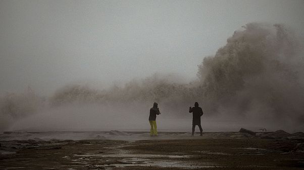 Una pareja contempla las olas en Barcelona durante la tormenta Gloria Una pareja contempla las olas en Barcelona durante la tormenta Gloria