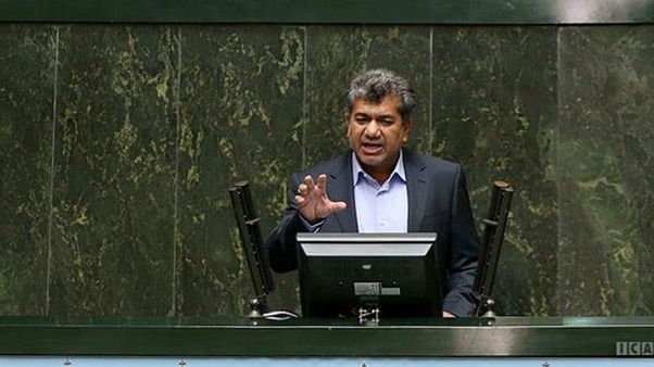 Iran, parlamentare offre taglia di tre milioni di dollari a "chiunque uccida Trump" Iran, parlamentare offre taglia di tre milioni di dollari a "chiunque uccida Trump"