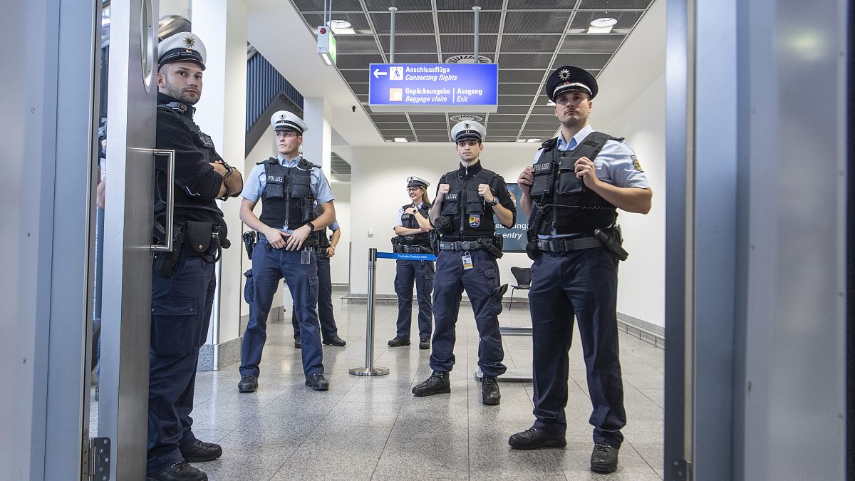 Polizeikontrolle am Frankfurter Flughafen