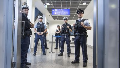 Polizeikontrolle am Frankfurter Flughafen