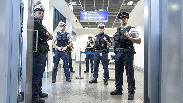Almanya'da polis açığına önlem amacıyla istenilen dil seviyesi düşürüldü Almanya'da polis açığına önlem amacıyla istenilen dil seviyesi düşürüldü