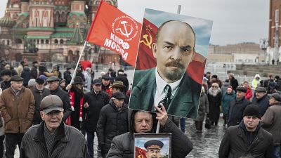 صورة لتجمع المئات من أنصار الحزب الشيوعي لإحياء الذكرى 96 لوفاة فلاديمير لينين 