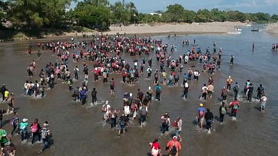 Scuffles as migrants try to cross into southern Mexico