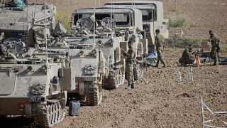 جنود إسرائيليون ومركباتهم المدرعة بالقرب من الحدود مع غزة  13 نوفمبر 2019.