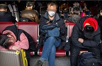 Viajeros esperan para subirse a un avión en un aeropuerto de Pekín