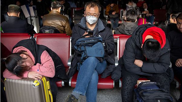 Viajeros esperan para subirse a un avión en un aeropuerto de Pekín Viajeros esperan para subirse a un avión en un aeropuerto de Pekín