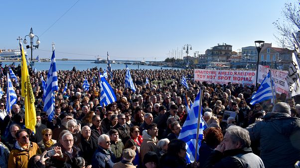 Κόσμος κρατώντας σημαίες και πανό συμμετέχει στη συγκέντρωση διαμαρτυρίας για το μεταναστευτικό Κόσμος κρατώντας σημαίες και πανό συμμετέχει στη συγκέντρωση διαμαρτυρίας για το μεταναστευτικό