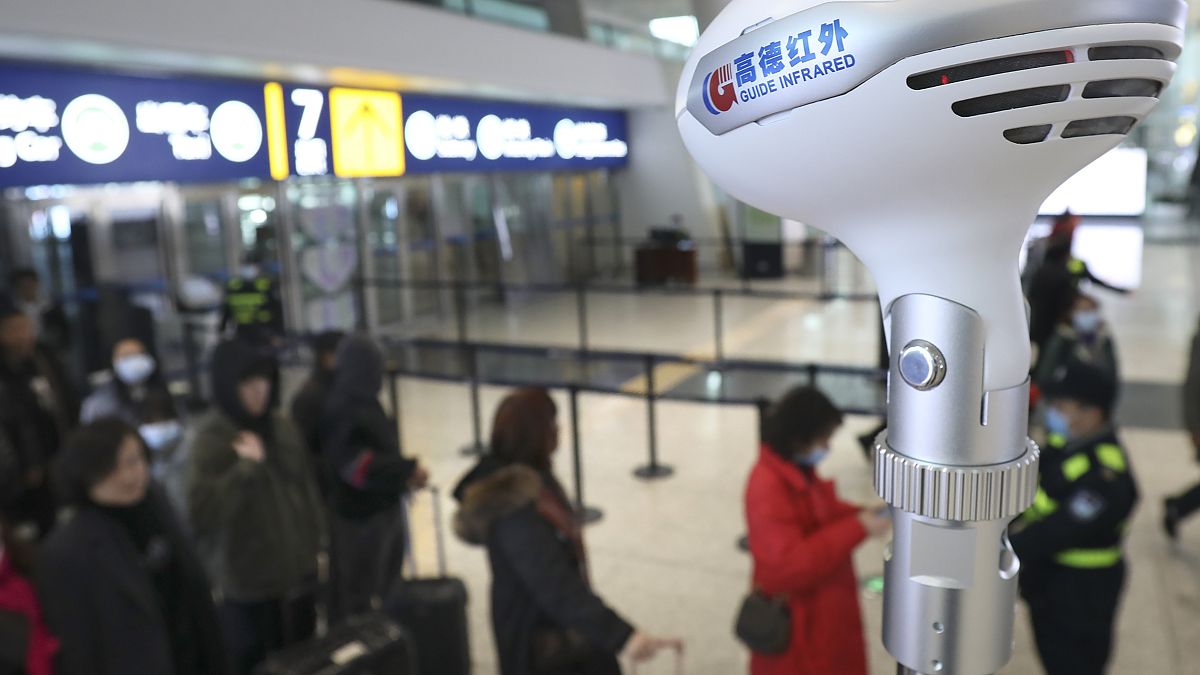 عملية مسح درجة الحرارة لدى الركاب في مطار ووهان تيانخه الدولي جنوب الصين 