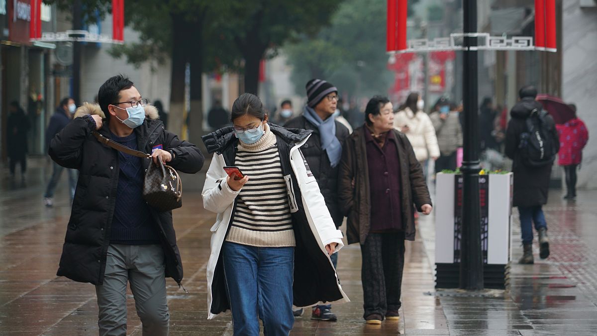 Des passants dans le centre de Wuhan, en Chine, le mercredi 22 janvier 2020.