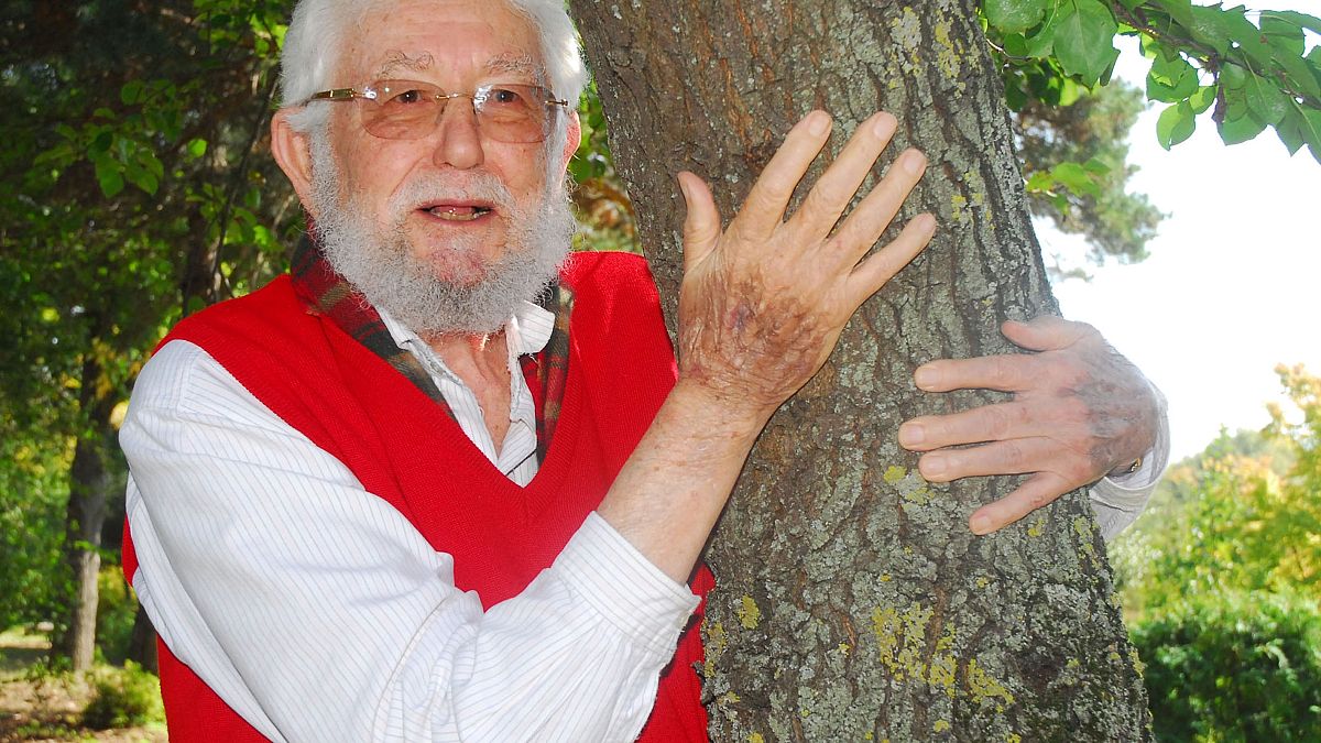 Türkiye Erozyonla Mücadele, Ağaçlandırma ve Doğal Varlıkları Koruma (TEMA) Vakfı Kurucu Onursal Başkanı Hayrettin Karaca 97 yaşında vefat etti