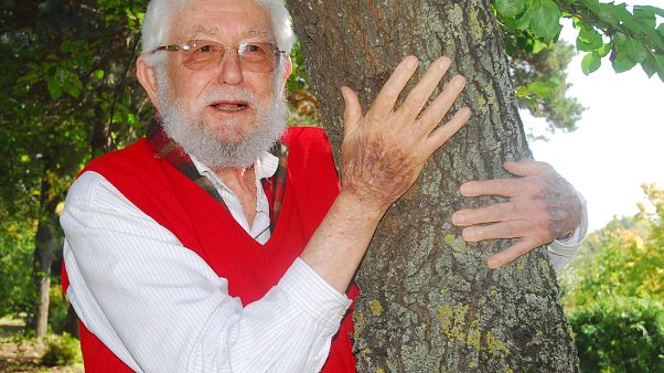 Türkiye Erozyonla Mücadele, Ağaçlandırma ve Doğal Varlıkları Koruma (TEMA) Vakfı Kurucu Onursal Başkanı Hayrettin Karaca 97 yaşında vefat etti Türkiye Erozyonla Mücadele, Ağaçlandırma ve Doğal Varlıkları Koruma (TEMA) Vakfı Kurucu Onursal Başkanı Hayrettin Karaca 97 yaşında vefat etti