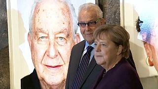 Merkel Holokost'tan kurtulanların fotoğraflarının yer aldığı sergiyi açtı