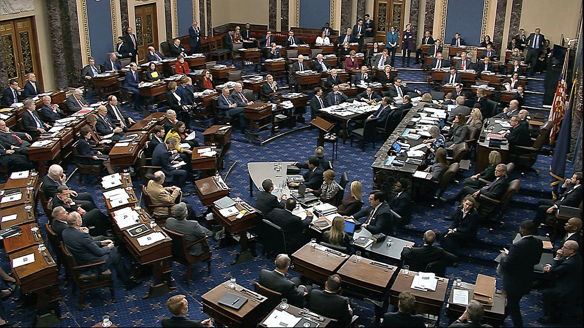 أعضاء مجلس الشيوخ يصوتون على الموافقة على قواعد محاكمة الرئيس دونالد ترامب في مبنى الكابيتول في واشنطن 22/01/202