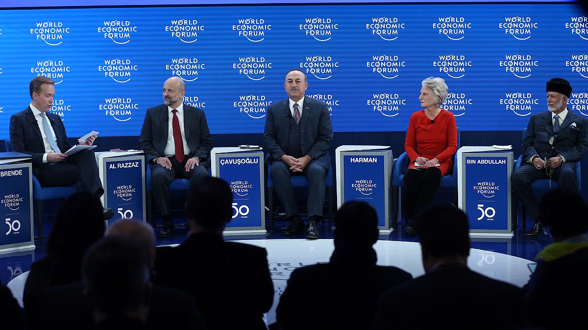 Davos'a katılan Dışişleri  Bakanı Mevlüt Çavuşoğlu (ortada), Ürdün Başbakanı Al Razzaz (sol 2), Umman Dışişleri Bakanı Yusuf Bin Alevi (sağda), eski Kongre üyesi Jane Harman