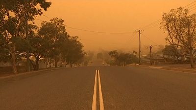 Heftiger Sandsturm zieht über australische Outback-Stadt hinweg