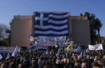 صورة لوقفة إحتجاجية في اليونان للمطالبة برحيل المهاجرين 