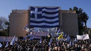 صورة لوقفة إحتجاجية في اليونان للمطالبة برحيل المهاجرين 