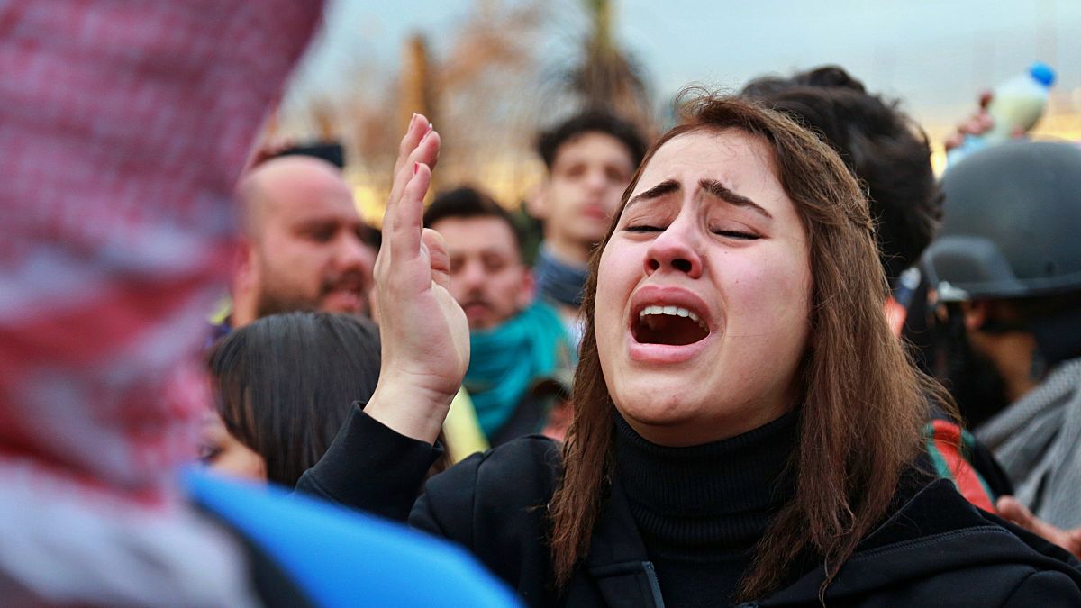 عائلات المحتجين، الذين قُتلوا في المظاهرات، يرفعون شعارات ضد الحكومة العراقية 