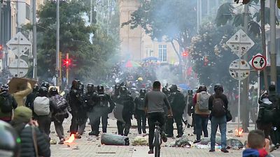 Kolombiya'da hükümet karşıtı göstericilerle polis çatıştı