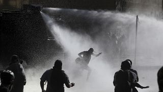 Cañones de agua contra los manifestantes en Santiago de Chile el 10 de enero