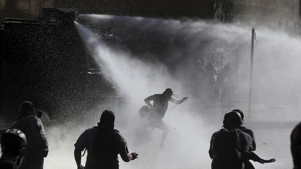 Cañones de agua contra los manifestantes en Santiago de Chile el 10 de enero Cañones de agua contra los manifestantes en Santiago de Chile el 10 de enero