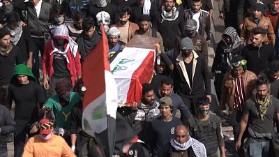 شاهد: مئات العراقيين يشيعون جثمان ناشطة قتلت في البصرة