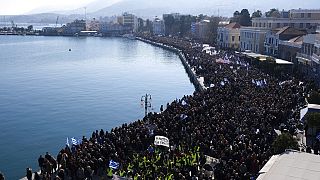Protesta en Mitilene, la capital de Lesbos, contra la llegada "masiva" de migrantes y las condiciones infrahumanas de los campamentos de refugiados