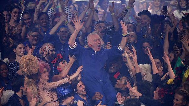 50 ans de carrière et un dernier défilé-show pour Jean-Paul Gaultier : "50 balais, du balai !" 50 ans de carrière et un dernier défilé-show pour Jean-Paul Gaultier : "50 balais, du balai !"
