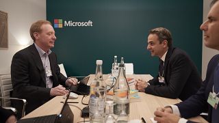 Νταβός: Συνάντηση Μητσοτάκη με τον πρόεδρο της Microsoft 