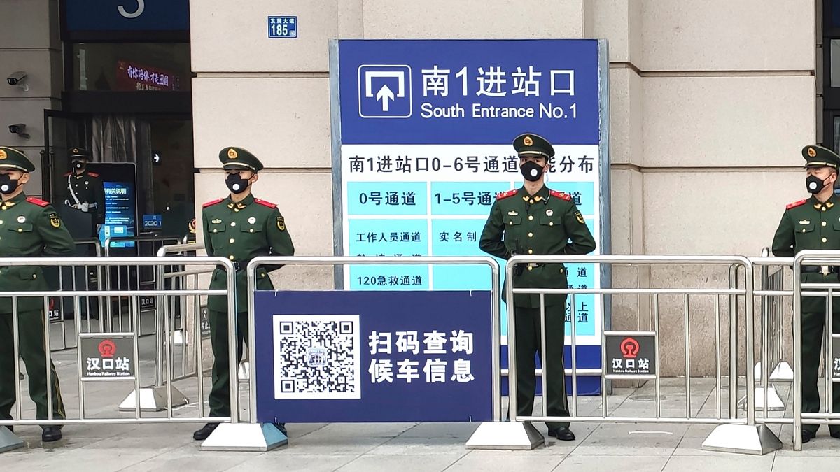 Des unités de police paramilitaire bloquant l’accès de la gare de Wuhan, le 23 janvier 