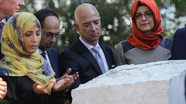 İş adamı Jeff Bezos, öldürülen gazeteci Kaşıkçı için İstanbul'da düzenlenen anma törenine katıldı İş adamı Jeff Bezos, öldürülen gazeteci Kaşıkçı için İstanbul'da düzenlenen anma törenine katıldı
