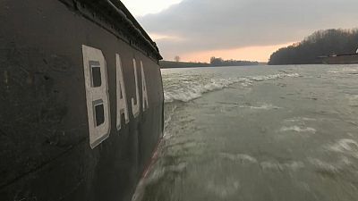 La nave dragamine "Baja" sul fiume Tisza, al confine tra Serbia e Ungheria. 