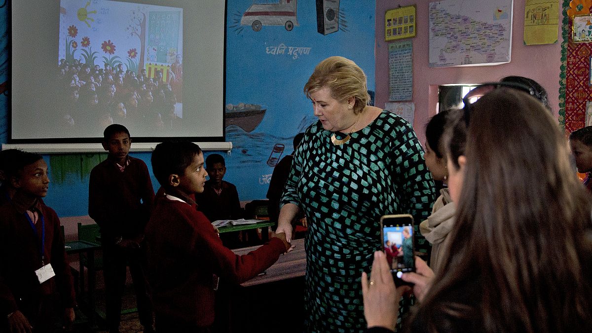 Norweç Başbakanı Erna Solberg bir ilkokulda öğrencilerle buluştu