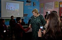 Norweç Başbakanı Erna Solberg bir ilkokulda öğrencilerle buluştu