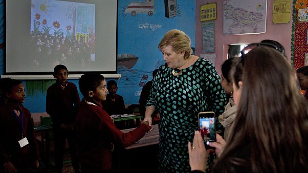 Norweç Başbakanı Erna Solberg bir ilkokulda öğrencilerle buluştu Norweç Başbakanı Erna Solberg bir ilkokulda öğrencilerle buluştu